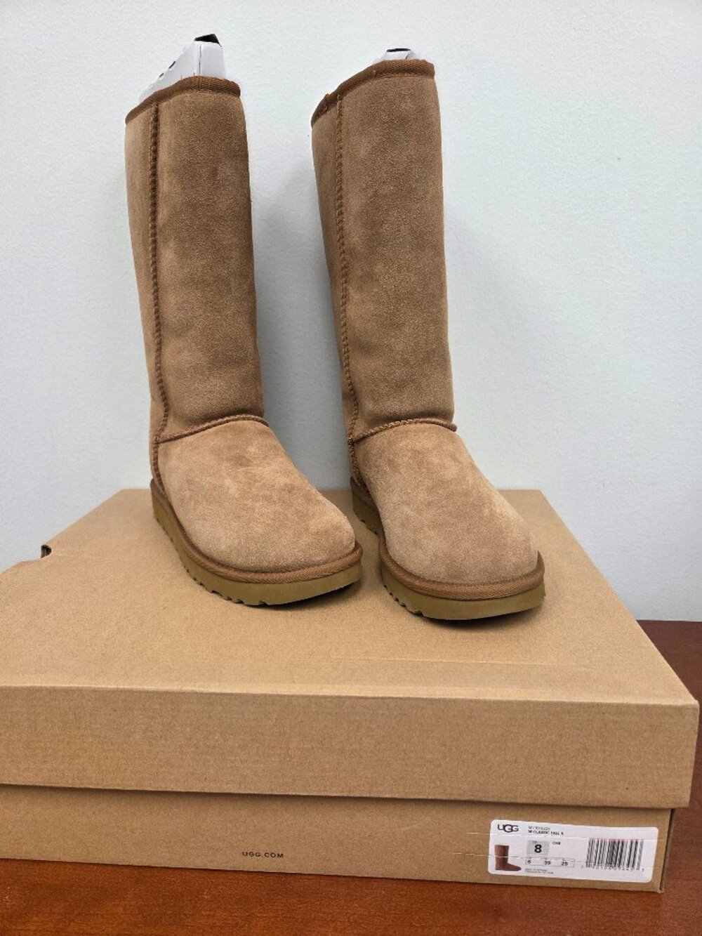 Uggs Classic Tall II Boots New in Box Size 8 Chestnut